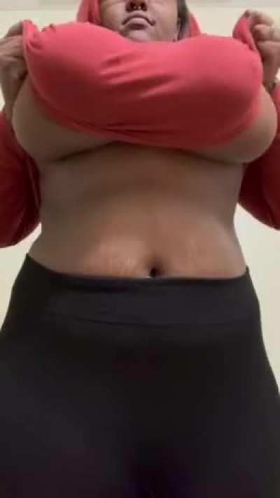 You like juicy titties 🥵