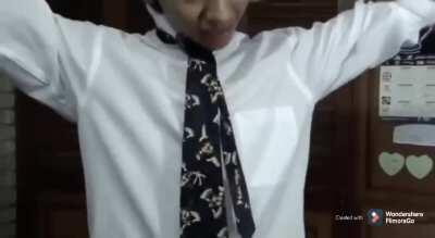 Fernanfloo enseñando como ponerse una corbata