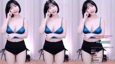 y970308 dances to Gee