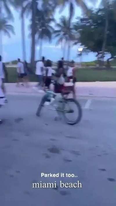 Parking a bike with no handlebars! 🤣