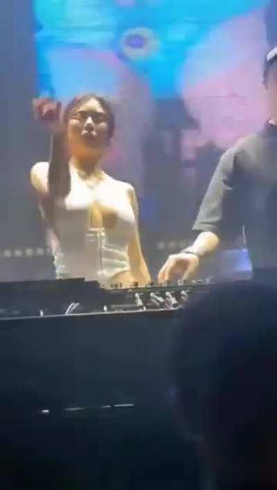 Does she do weddings?