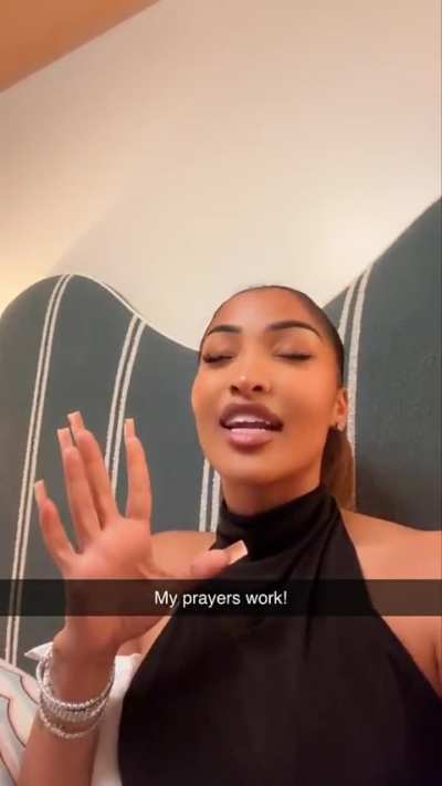 Shenseea gets her food lol | via Snap (October 20th)