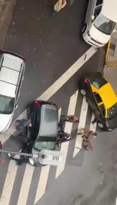 No se si es peor el carente entrenamiento de la policía, o que dependiendo de como reaccione la policía pueda terminar ella presa