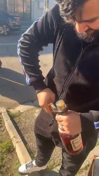 Cum deschide un bombardier sticla