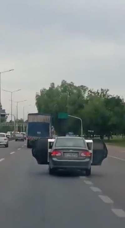 Con las puertas abiertas por el acceso.