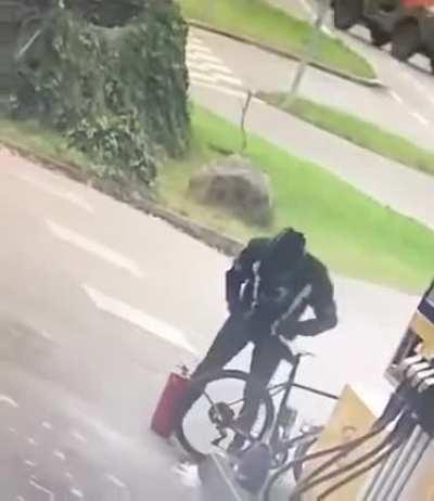 Confusing fire extinguisher with air pump.