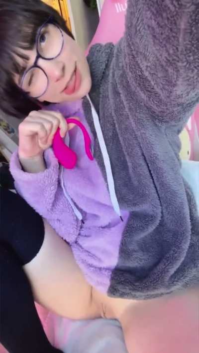 Come make me edge while I’m gaming and watching movies