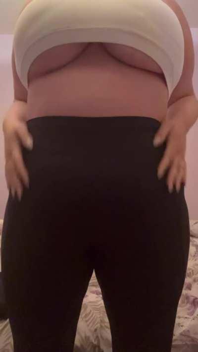 Back from the gym, who wants to give me another workout? 🥵💦