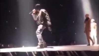 Kanye sings Agh! Won goph in mah mouph! Blech! Ptooey! live on stage