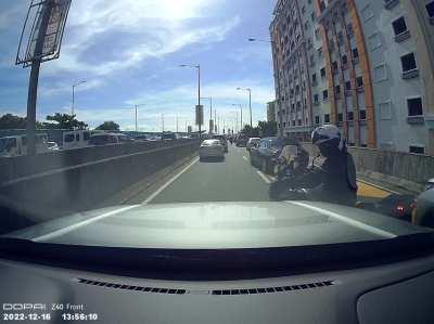 Typical feeling vip assholes. Feeling nila lahat tatabi para sakanila lol.