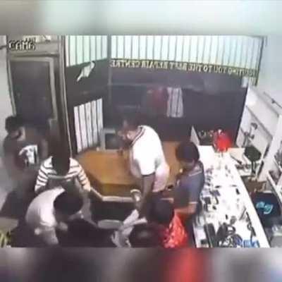 Thief gets his head slapped in