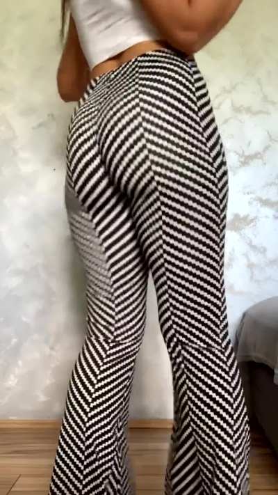 Thick jiggly booty in tight pants