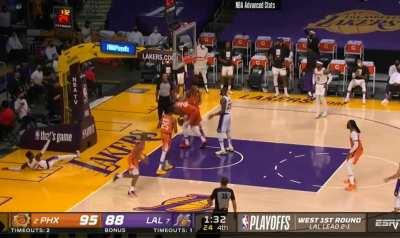 LeMickey shoves Ayton in the back after a rebound, no call