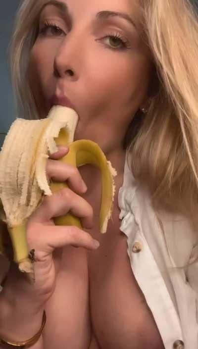 My inbox is on AUTO REPLY, everyone who upvotes gets SIX FREE NUDES in their DMS ( new fresh set )