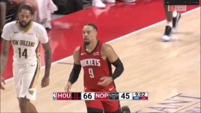 [Highlight] Dillon Brooks grabs the offensive rebound, hits the three pointer, and throws a kiss at the Pelicans bench