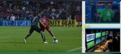 Mendoza: Hey Zapata tienes goma de mascar? / Zapata: No / Mendoza : Y este chicloso? 