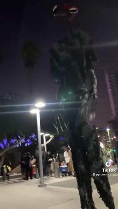 Ну а как тебе такой косплей землянин?