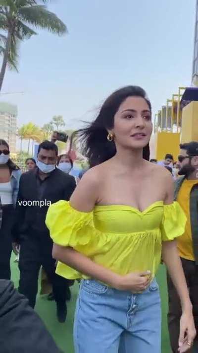 Anushka Sharma looking sexy 🔥