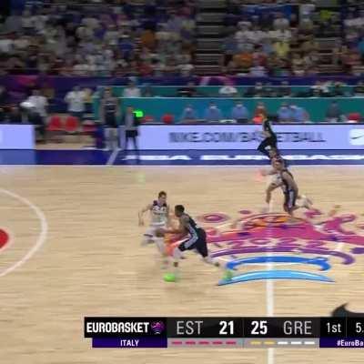 [Highlight] Kostas Antetokounmpo with a good block on a layup attempt leading to a dunk by Giannis Antetokounmpo on the fast break