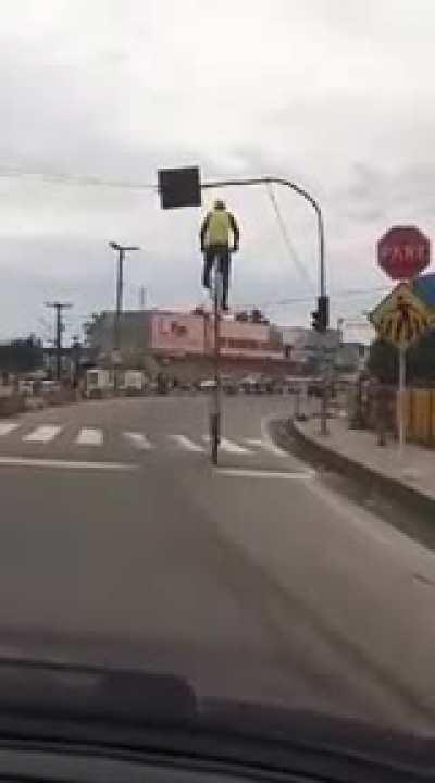 Brazilian creativity at it's best! One of the best gambiarras I ever saw! But how does he get down?