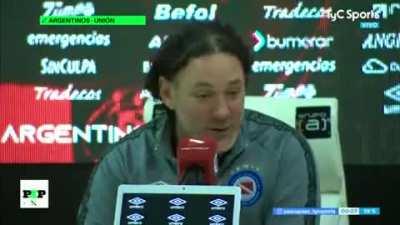 Gabriel Milito (Argentinos Jrs. Coach) gets told to sub in a midfielder by a fan mid-game. They debate on who he should bring and ultimately honors the fan's recommendation.
