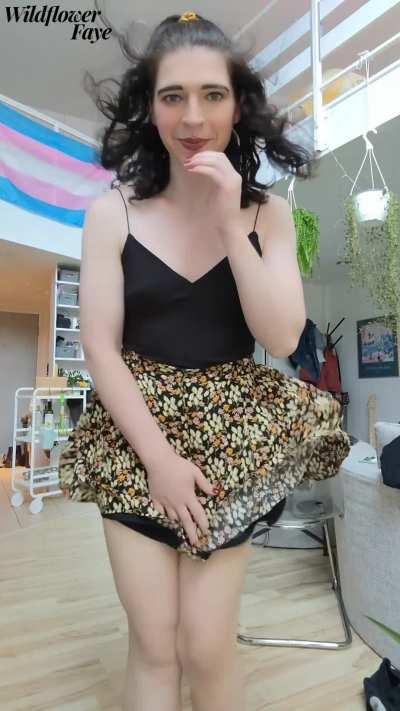 bet you'd love to catch me in this skirt on a windy day😉