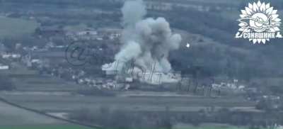 Drone footage of two French AASM HAMMER guided bombs dropped by a Ukrainian MIG-29 on a house with a Russian assault group inside. Zaporizhzhia Oblast.