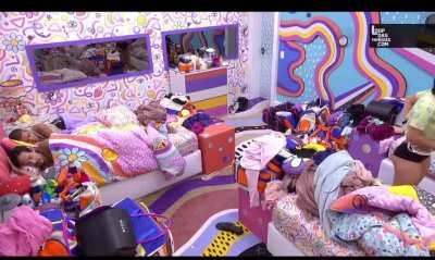 Larissa pagando peitinho