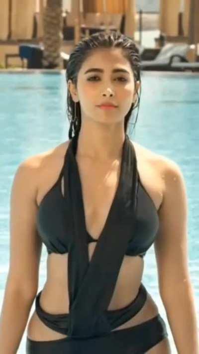 Pooja Hegde's legendary bikini scene!!! Sooo sexy!👅👅💦💦🍆🍆How did Allu control his boner?!