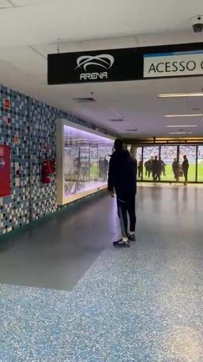 Após ser expulso contra o Grêmio por suposta reclamação, Pezzolano, técnico do Cruzeiro, tirou um MICROFONE do corpo e falou: ''sorte que tenho tudo gravado, porque eu não falei nada pra ele [árbitro]''. Ele completa dizendo que vai enviar o áudio pra imp