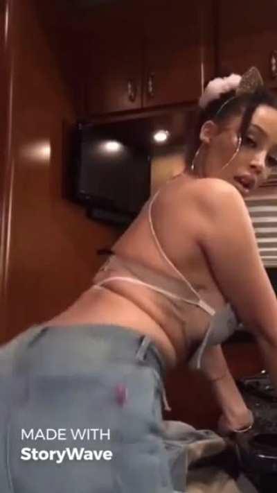 Doja Cat is one of the best twerkers I’ve ever seen. Her eye contact will twerking is to sexy.
