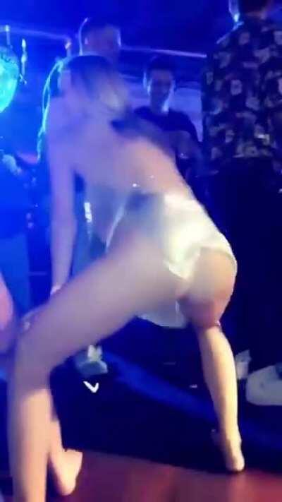 Twerking in The Club Without Panties