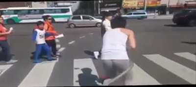 Crazy Koreans use vacuum cleaners on the street