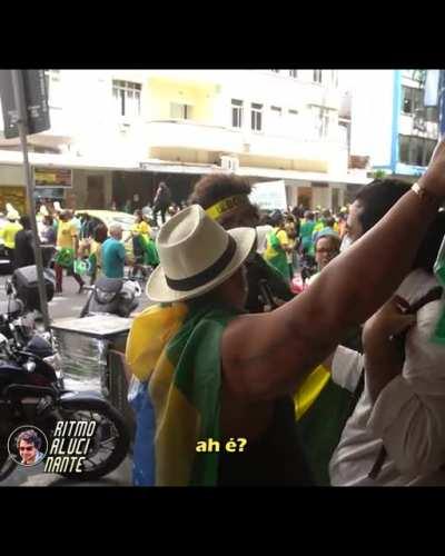 Bolsonaristas conversando, ou dando rage no repoter, em plena manifestação de 7 de setembro, na praia de copacabana, Rio de Janeiro - 2021 @ritmoalucinanteshow