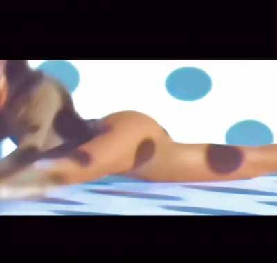 still can’t believe Ariana Grande blessed us all with this 🍑