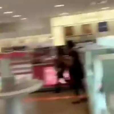 Roubo na loja Ulta em Chicago em plena luz do dia.