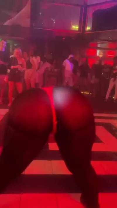 Love her curves (@1queenthunder)