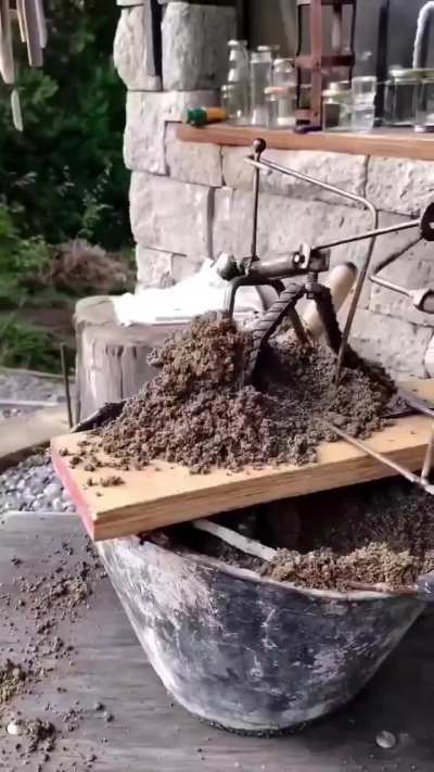 Guillermo Galetti, known as Ladrón de Chatarra, is an Argentine artist who transforms scrap metal into unique biomechanical sculptures.