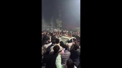 你看着黑狗，跟三孙子一样，被踹来踹去，这是所有洼地警察的归宿