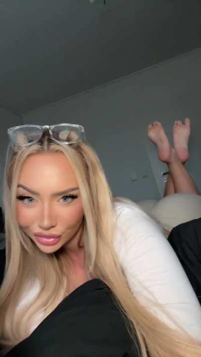 Blonde feet
