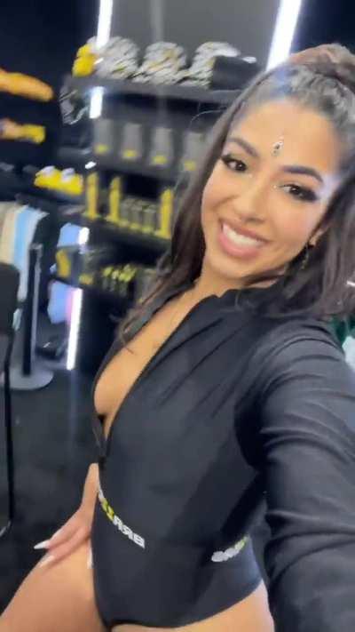 Jasmine (@jasminesherni_)