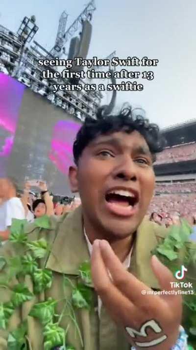 Avg Telugu fanatic react the same way when they meet their star heroes, ade ma swiftie ko,rihanna kosam react aite gayðð ah! The disparity. Context in comments. 