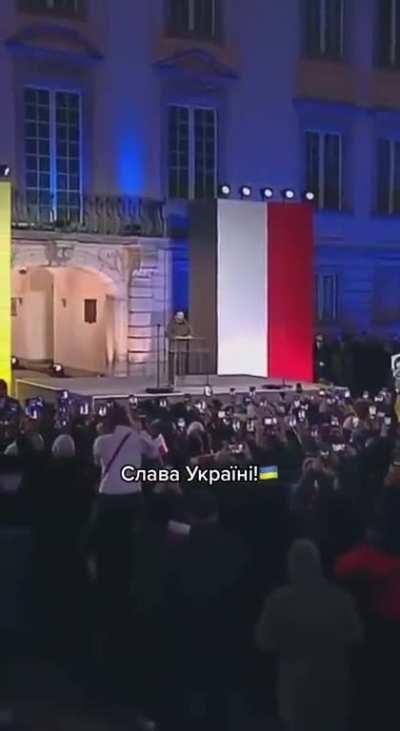 How President Zelensky’s speech in Poland began. Someone in the crowd shouts: “Glory to Ukraine” and everyone responds: “Glory to the heroes.” This happened three times. Then, Pres. Zelensky says: “We can stay like this until morning.”