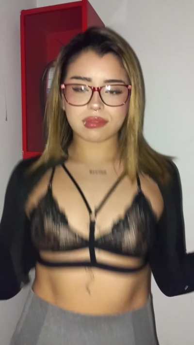 Hotwife looking for fun in your room