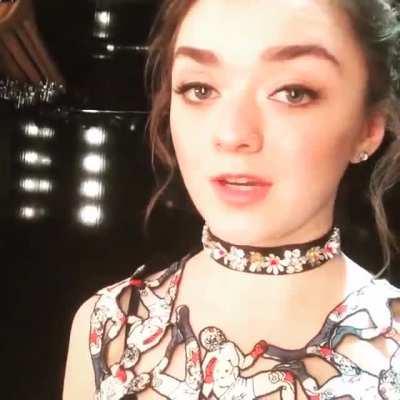 I want to worship Maisie Williams with a bud