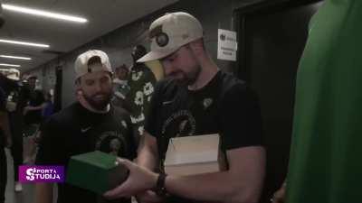 KP gifts assistant coach DJ MacLeay, who worked closely with him this season, a Rolex after winning the NBA finals (clip from 