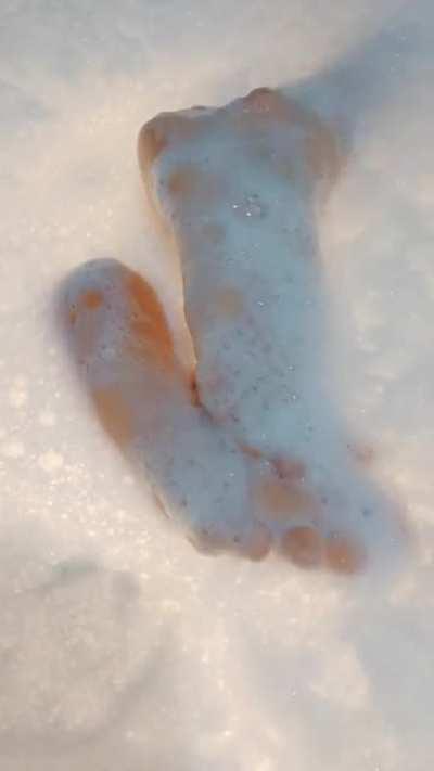 Bath time for my 2 Little sweets 💦👣