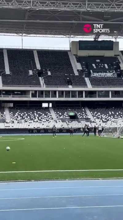 Torcida do Botafogo maluca no treino aberto com o gordinho gandula