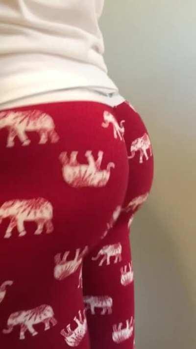 You seemed to like the blue leggings, so here’s some red ones... [oc]