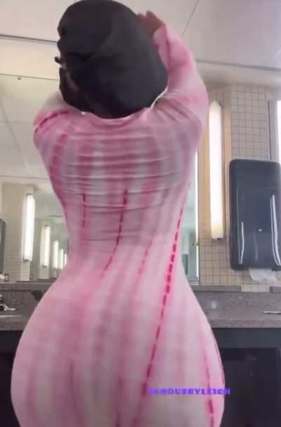 Big booty babe inna dress loud ass clapping